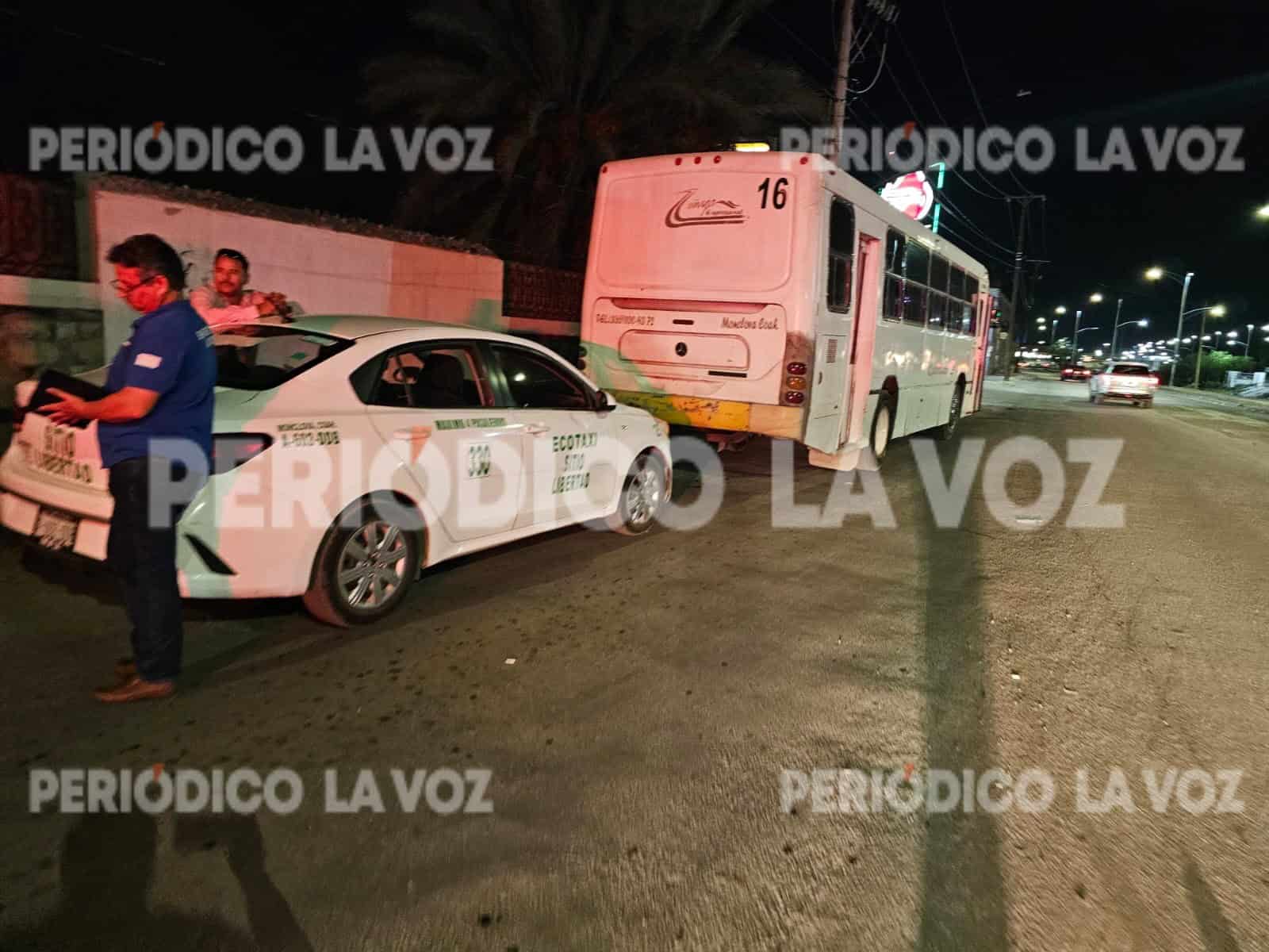 Choca camión a taxi