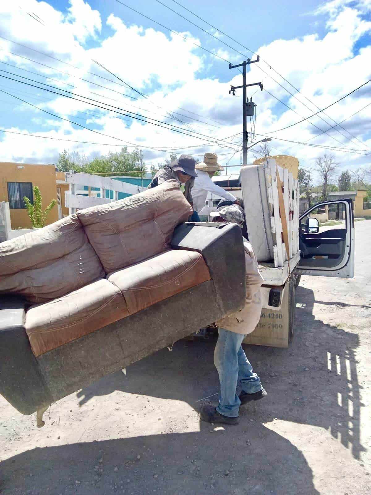 El alcalde Dr. Mario Dávila, está al pendiente de las acciones de descacharrización, buscando eliminar posibles criaderos de mosquitos en Monclova para prevenir la propagación del dengue.