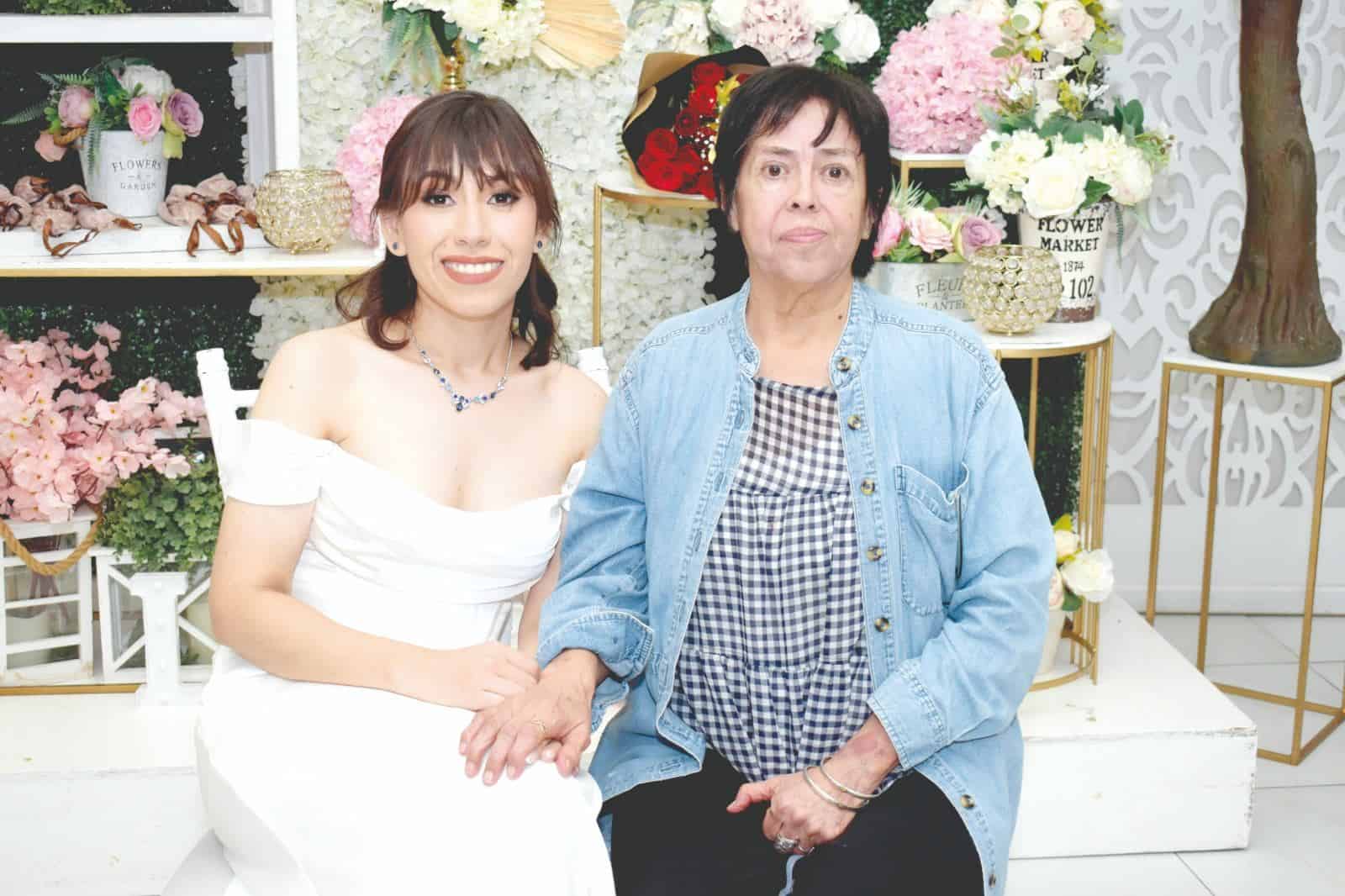 Acompañada de su suegra, organizadora de la despedida.