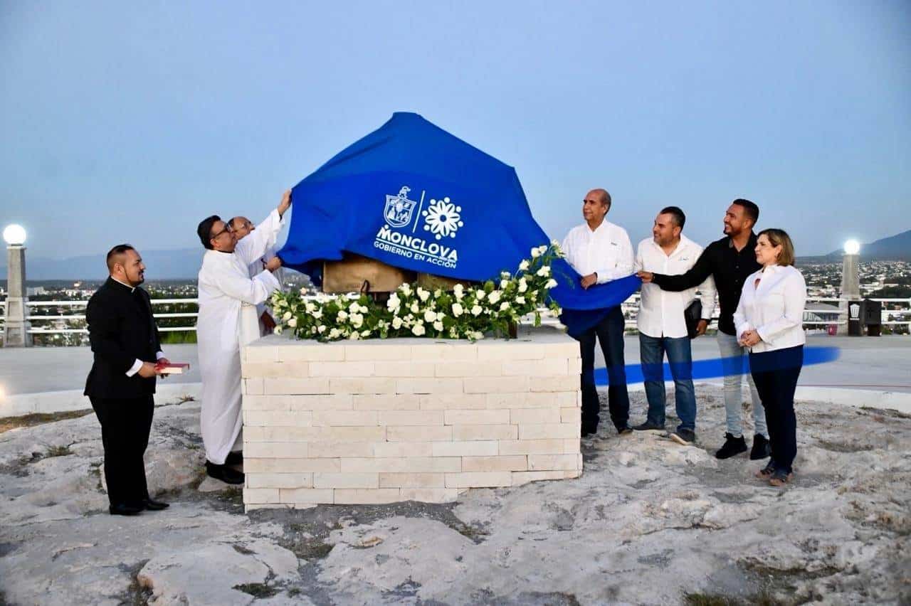 El alcalde Mario Dávila, la primera dama y líderes religiosos develan la imponente escultura de la Biblia, uniendo a la comunidad de Monclova en un emotivo acto de fe y esperanza.