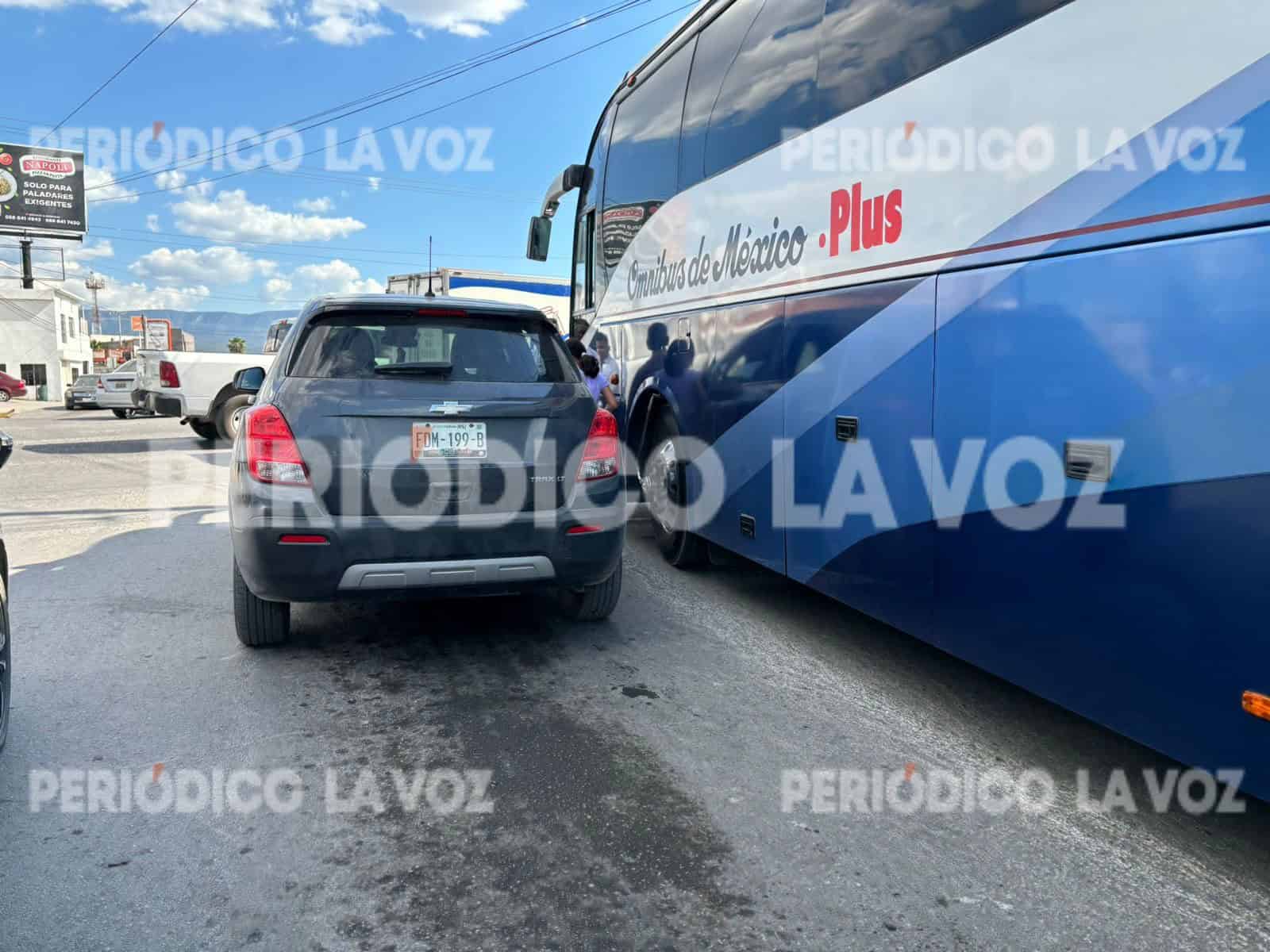 Le da tallón a camioneta