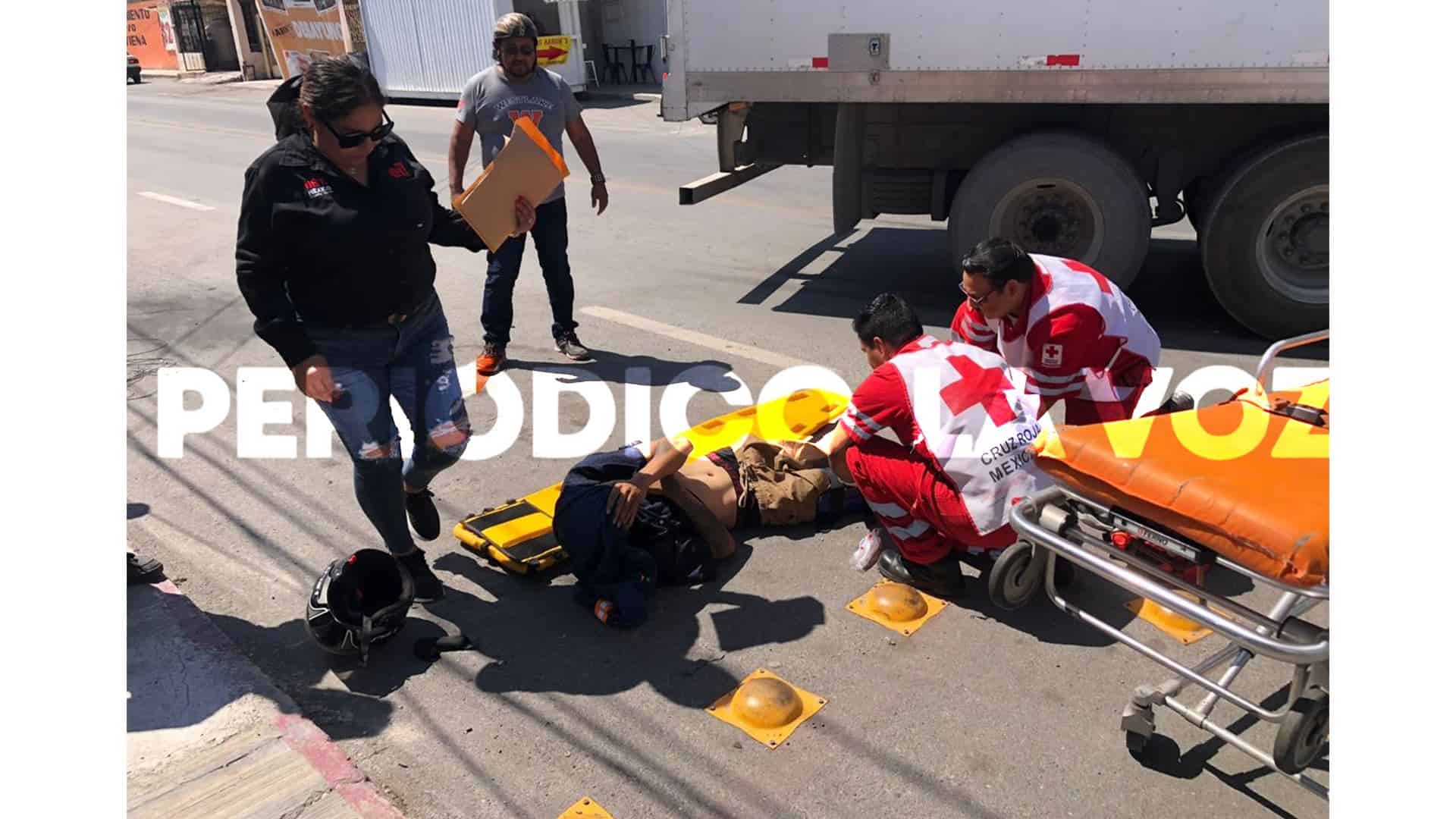 Embiste a pareja en moto