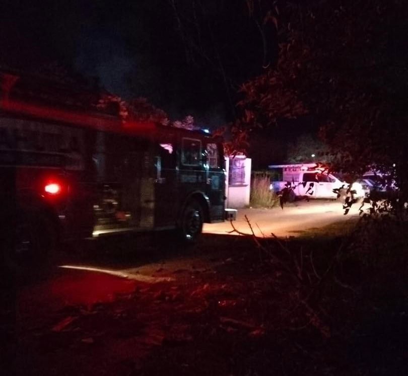 Controlan incendio Bomberos de Allende en terreno cercano a dulcería  