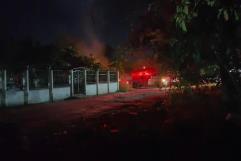 Controlan incendio Bomberos de Allende en terreno cercano a dulcería  