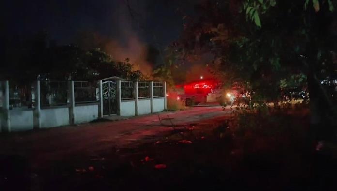 Controlan incendio Bomberos de Allende en terreno cercano a dulcería  