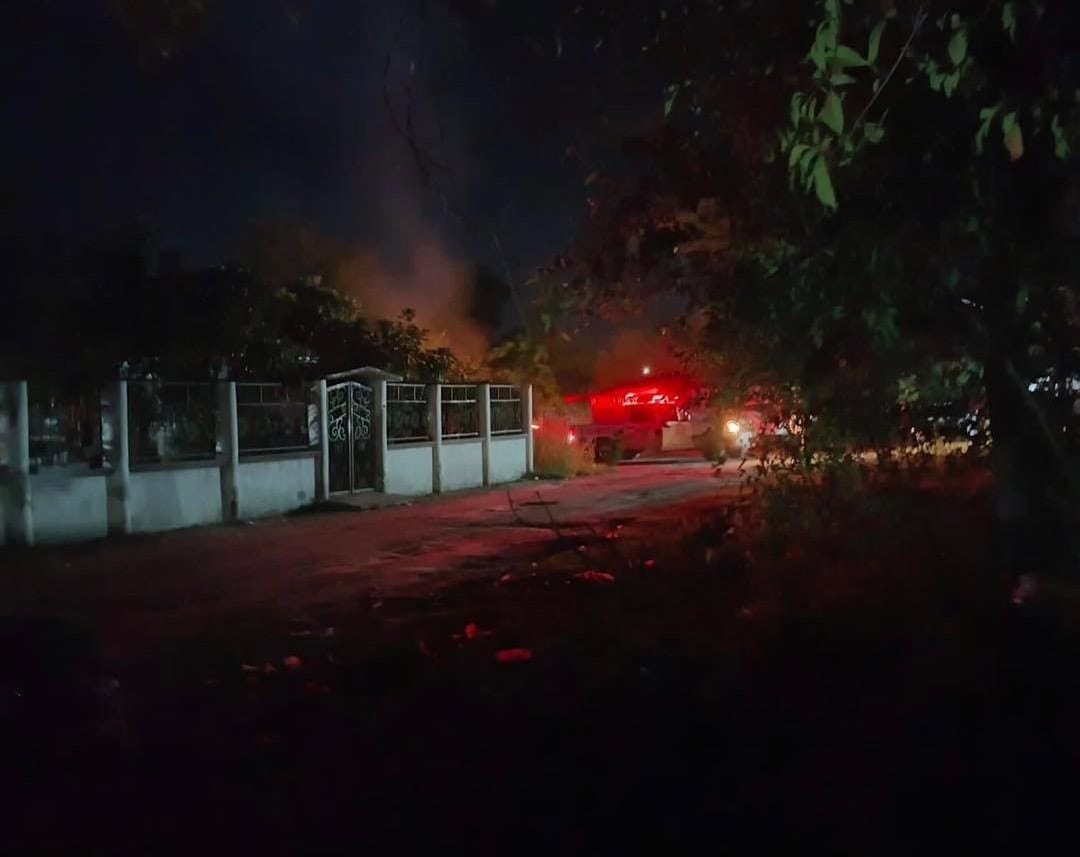 Controlan incendio Bomberos de Allende en terreno cercano a dulcería  