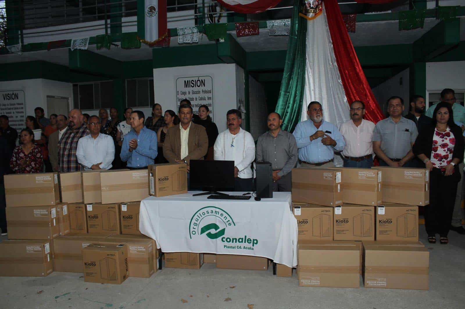 Presenta Conalep informe de actividades y recibe computadoras