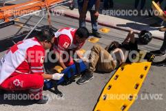 Embiste a pareja en moto