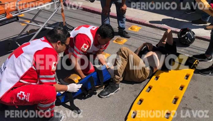 Embiste a pareja en moto