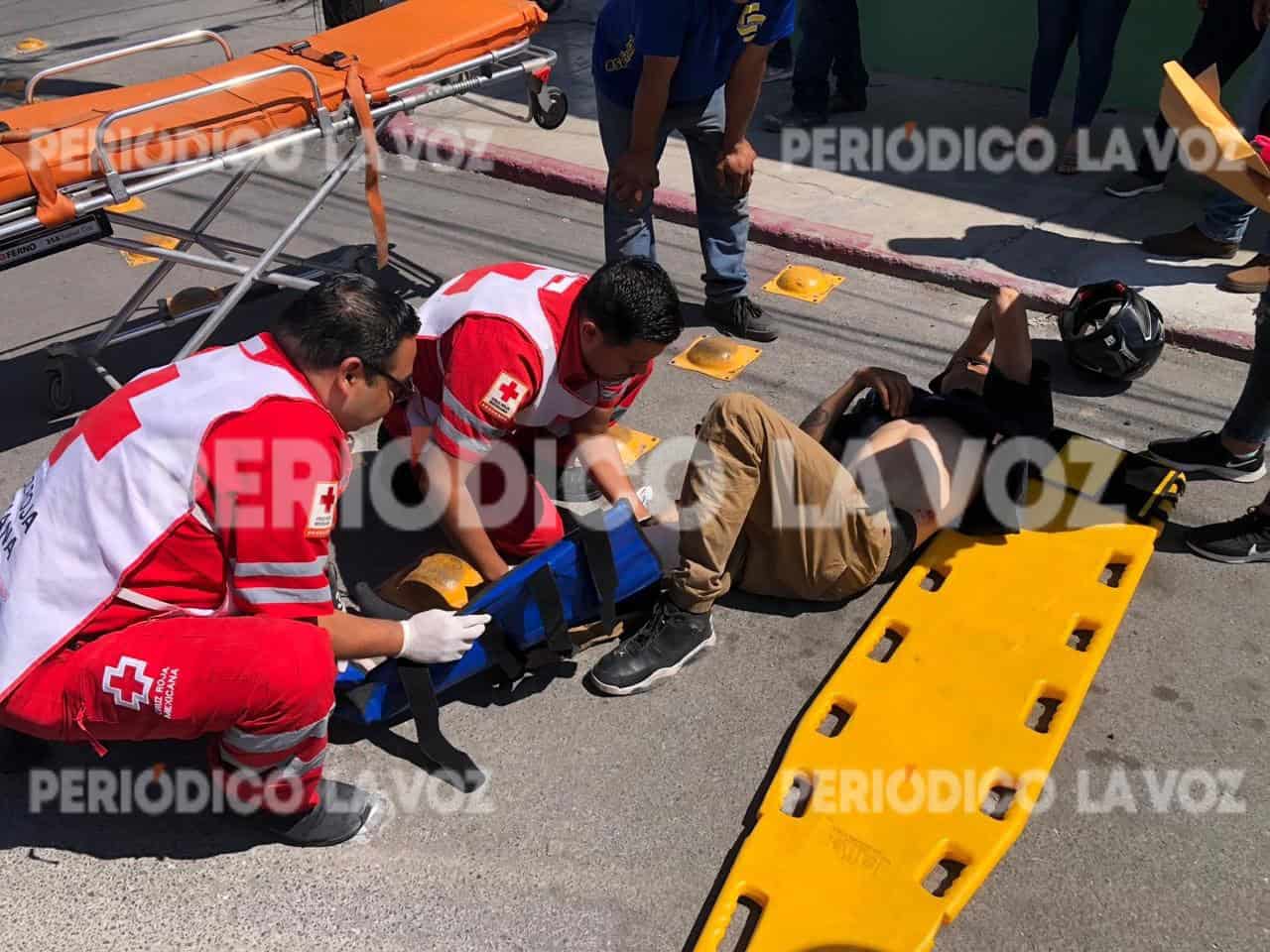 Embiste a pareja en moto