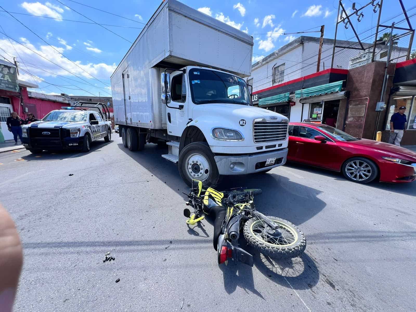 Embiste a pareja en moto