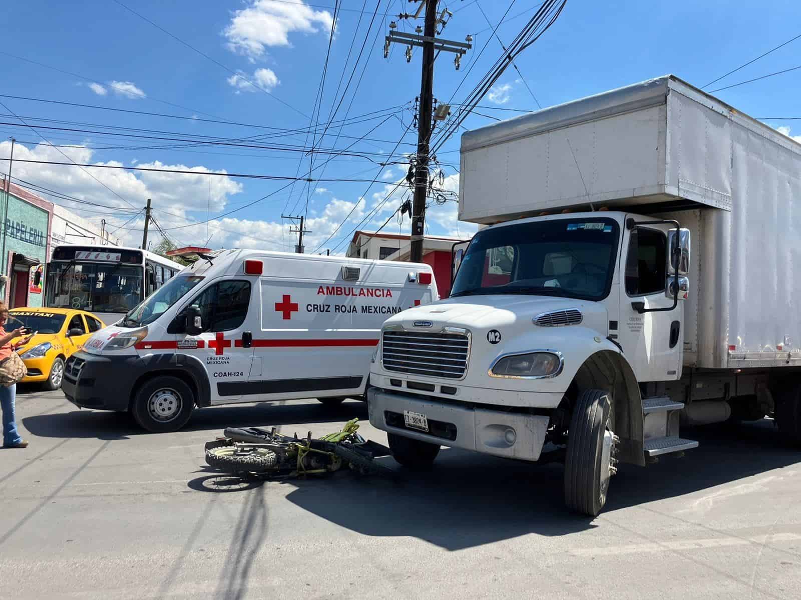 Embiste a pareja en moto