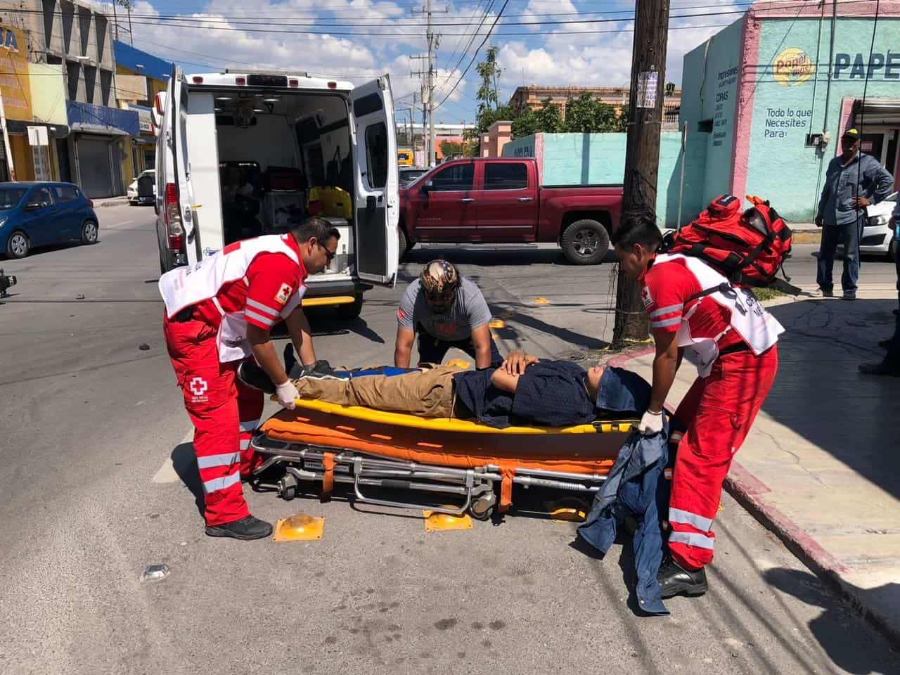 Embiste a pareja en moto