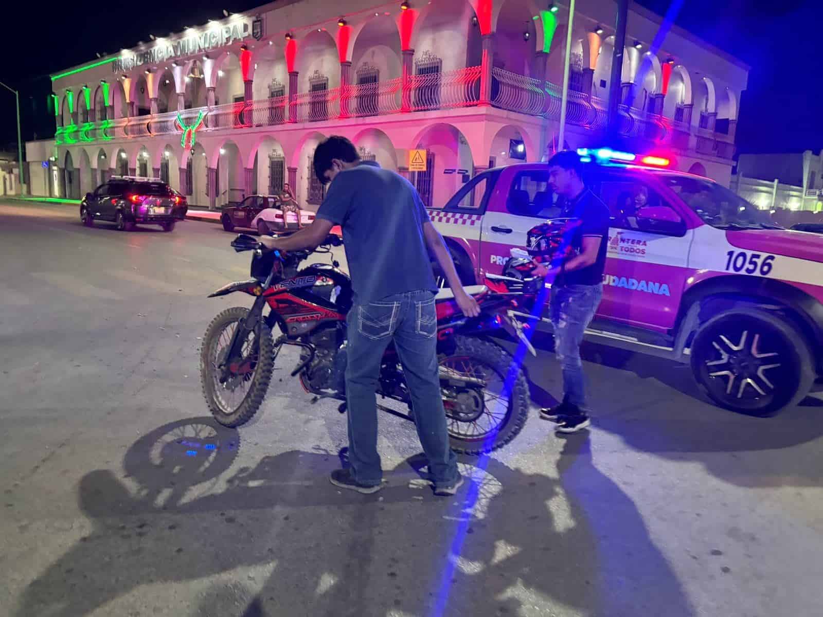 Derriba cafre a jovencitos de moto