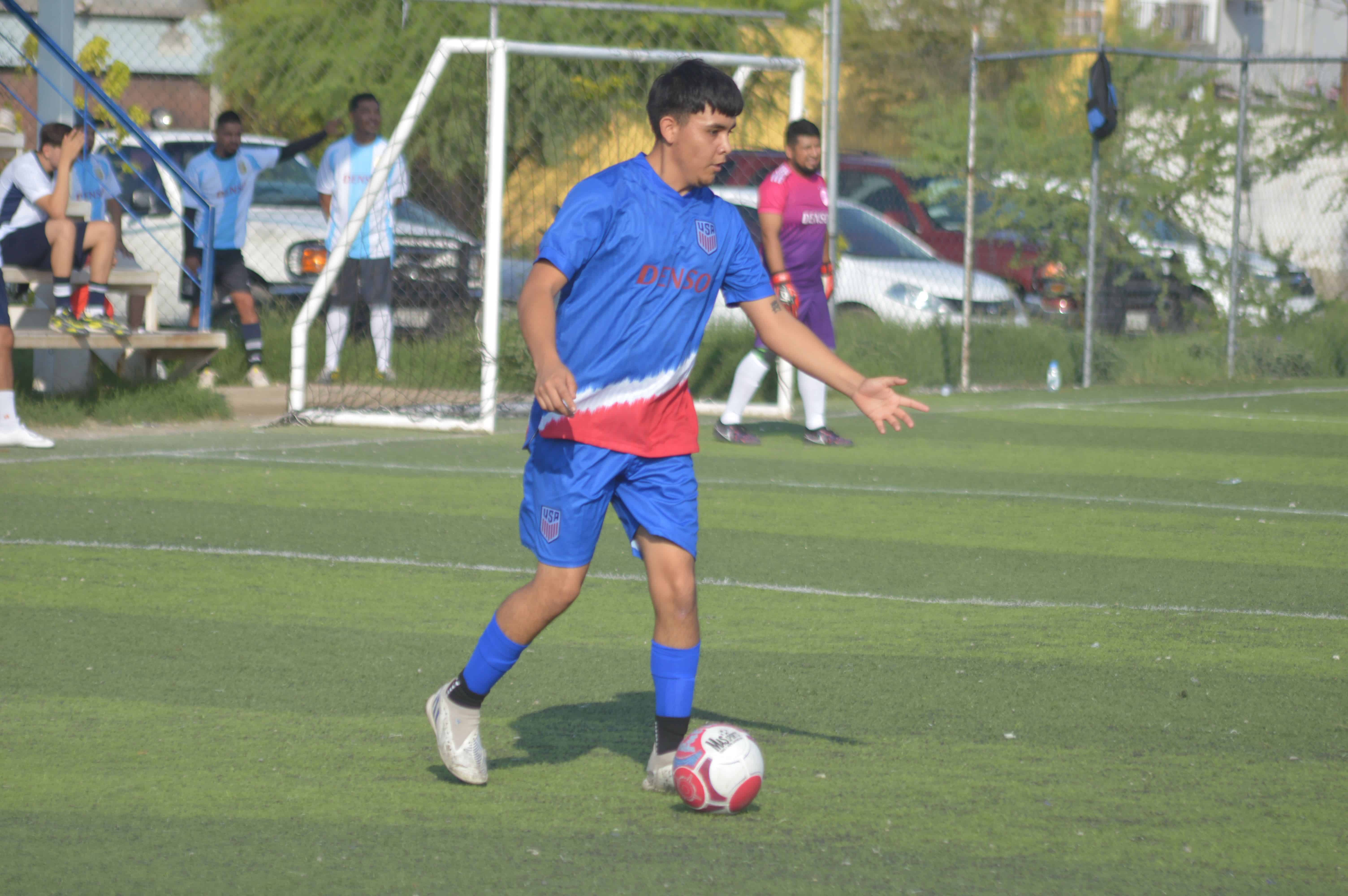 Corte FC goleó y es líder