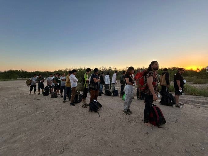 Interceptan a 230 migrantes en Eagle Pass; 27 son de Interés Especial