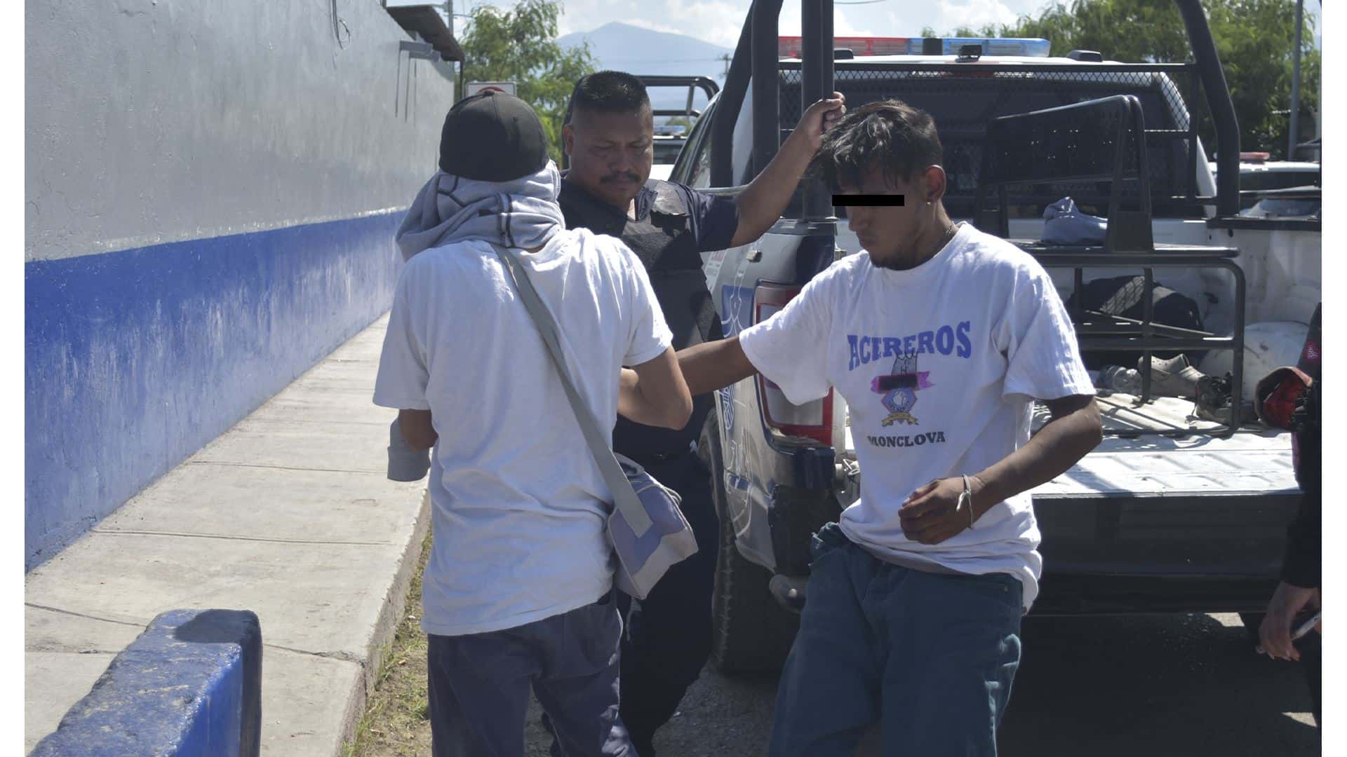 Detienen a dos; se drogaban en la calle