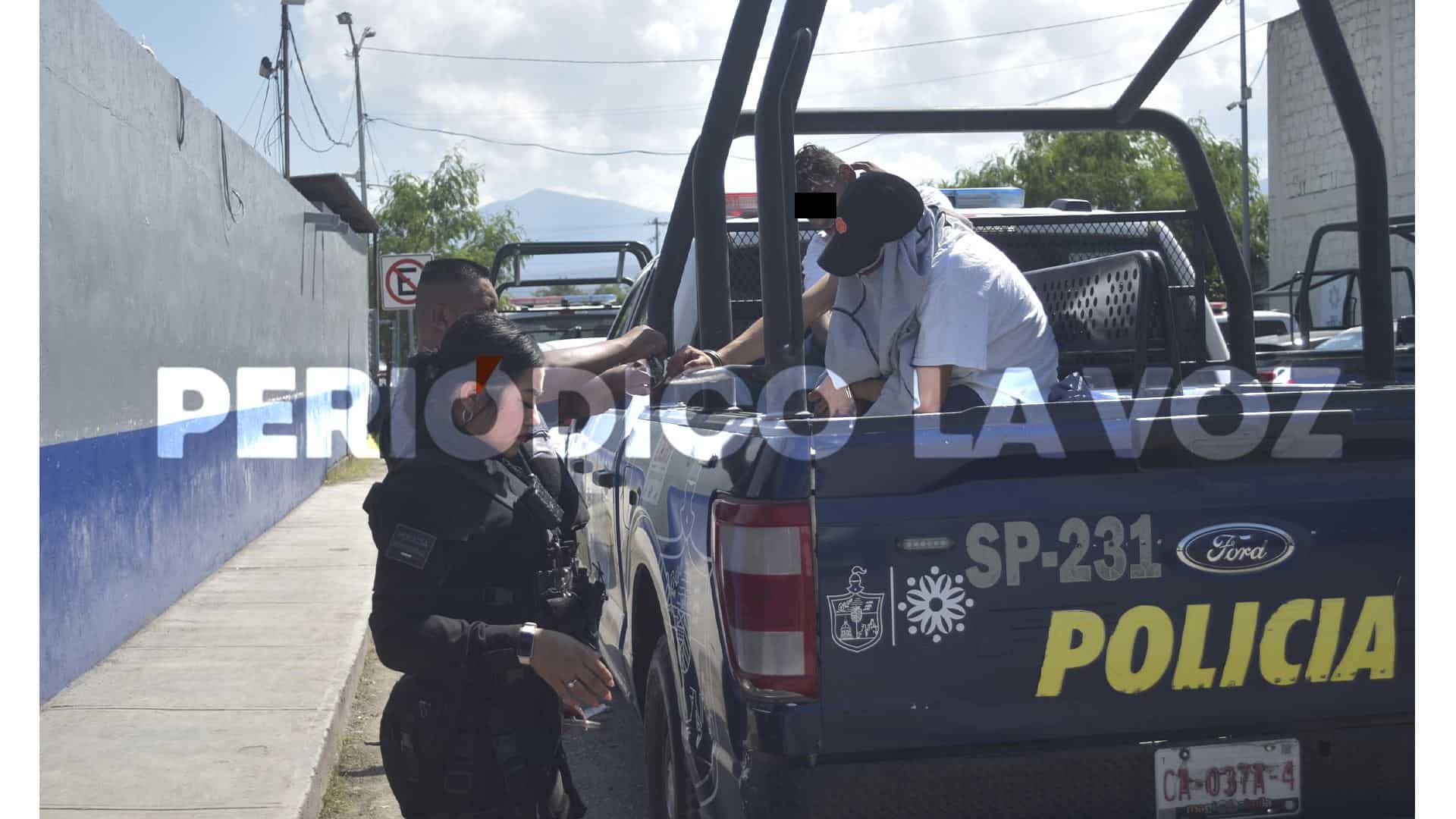 Detienen a dos; se drogaban en la calle