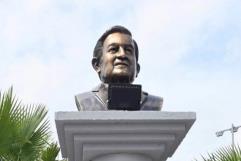 Erigen busto en honor a AMLO en Veracruz pese a negativa del mandatario