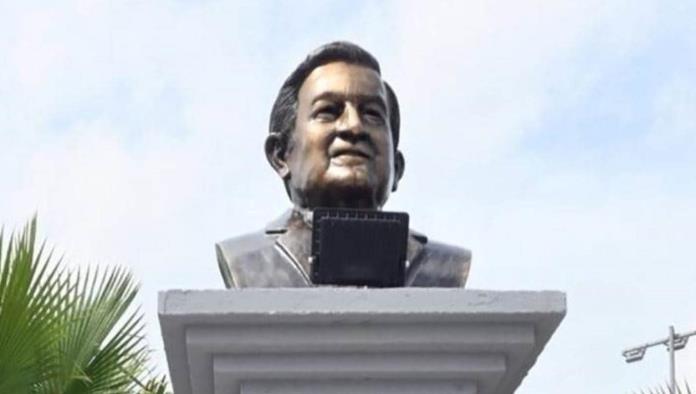 Erigen busto en honor a AMLO en Veracruz pese a negativa del mandatario