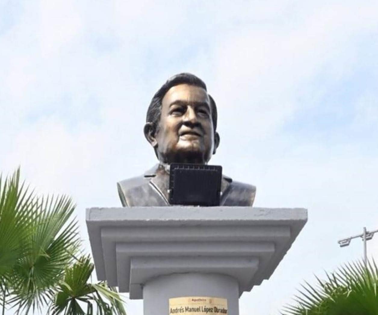 Erigen busto en honor a AMLO en Veracruz pese a negativa del mandatario