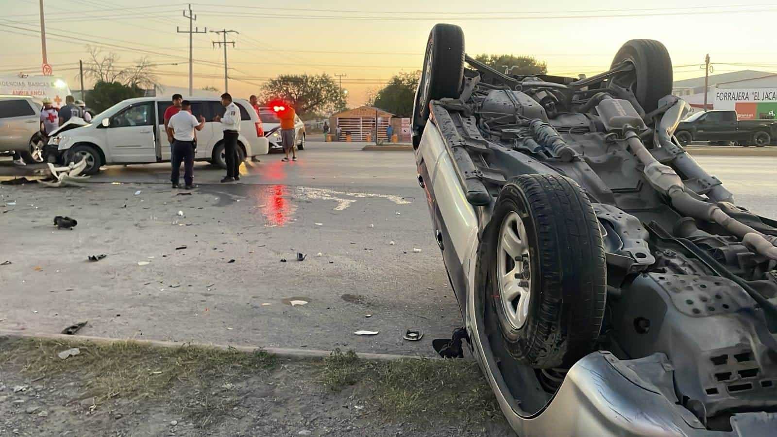 Tremenda Volcadura: Joven Pierde el Control al No Respetar el Derecho de Vía