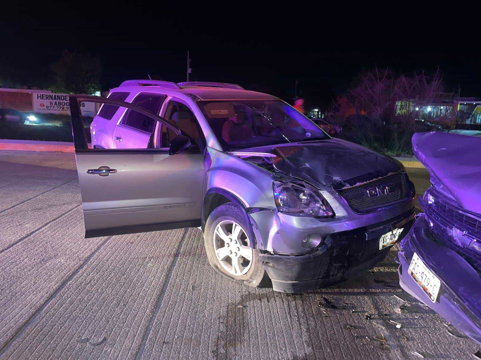 Choque entre dos vehículos en la avenida sur poniente deja a dos personas heridas