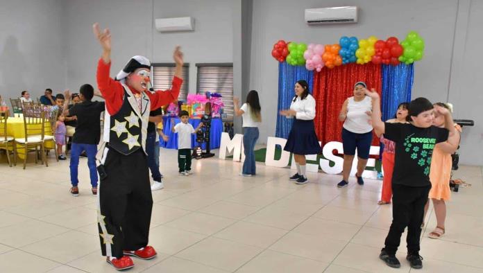 Celebración del Mes de la Discapacidad en Nava: Regalos y Sonrisas para Jóvenes