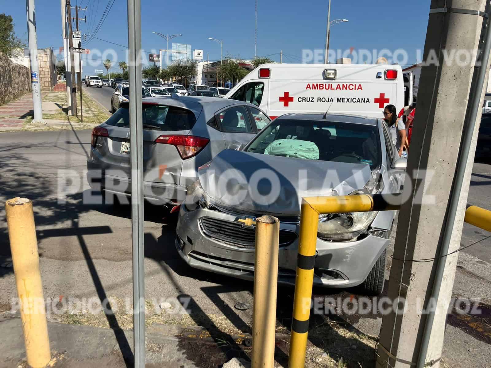 Lesiona a dos en accidente