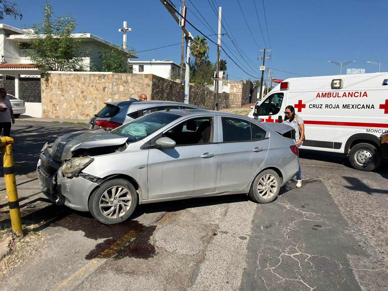 Lesiona a dos en accidente