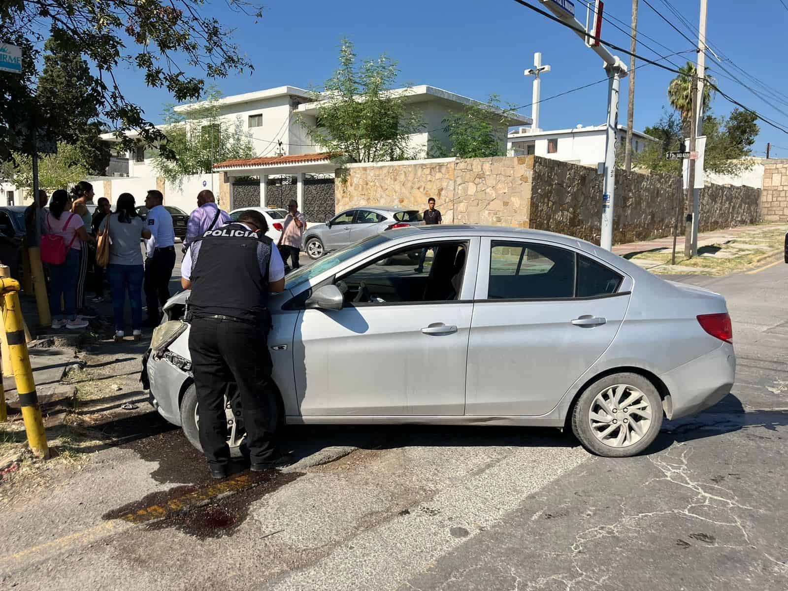 Lesiona a dos en accidente