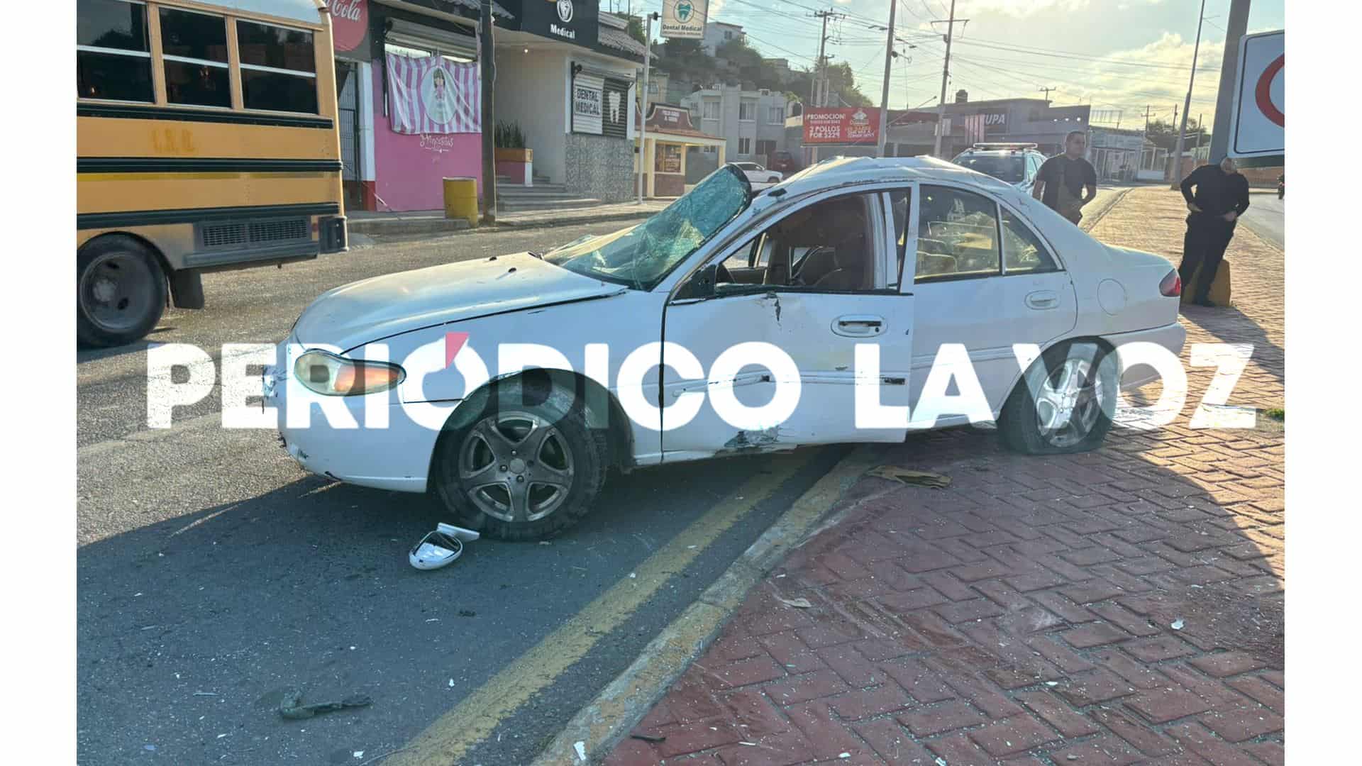 Escapa herido tras volcadura