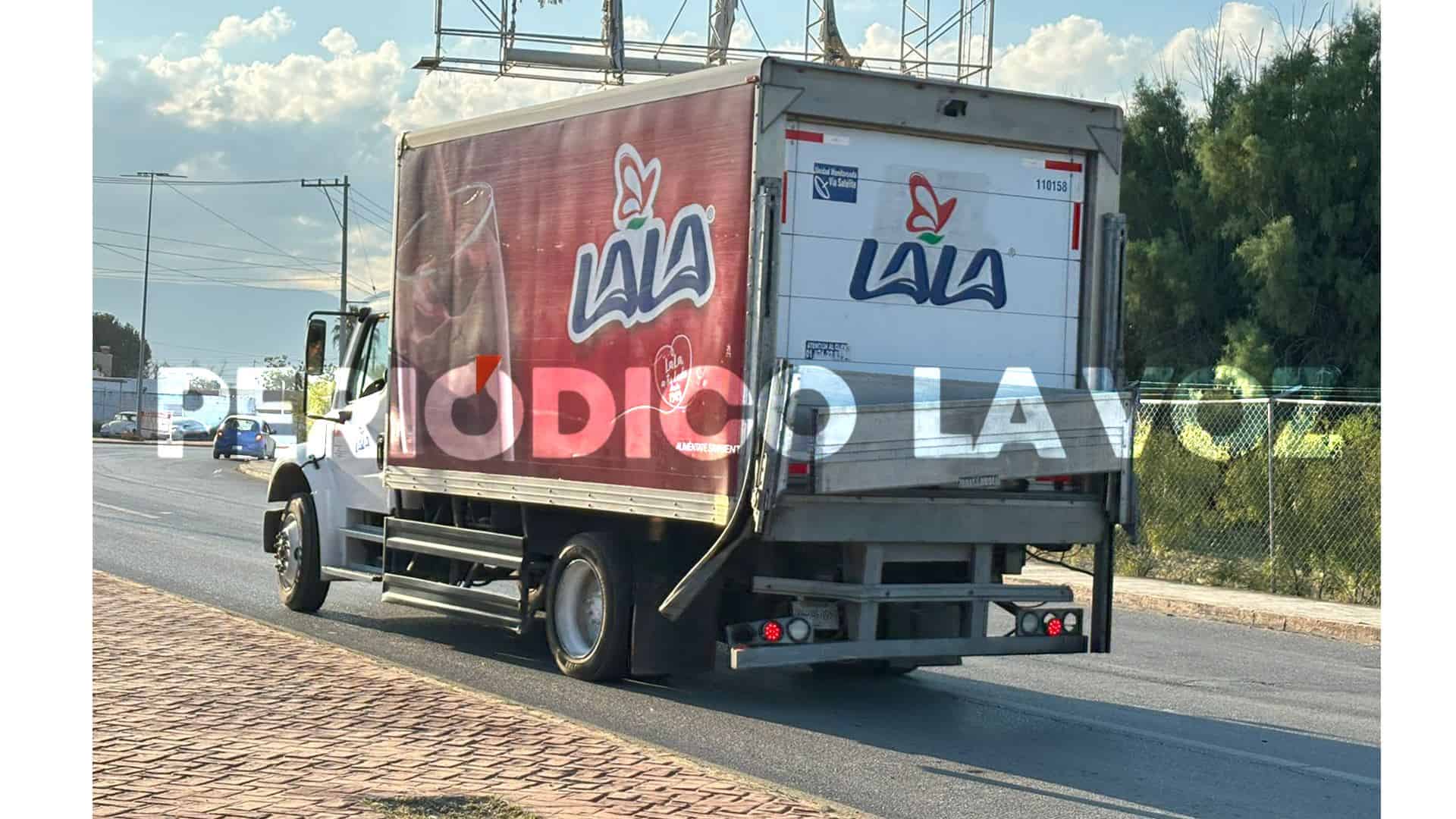 Escapa herido tras volcadura