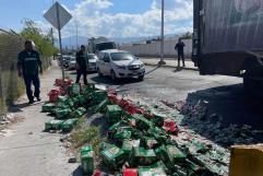 Se le cae cerveza a camión repartidor