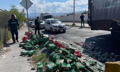 Se le cae cerveza a camión repartidor