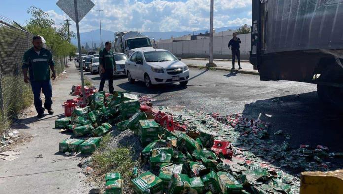 Se le cae cerveza a camión repartidor