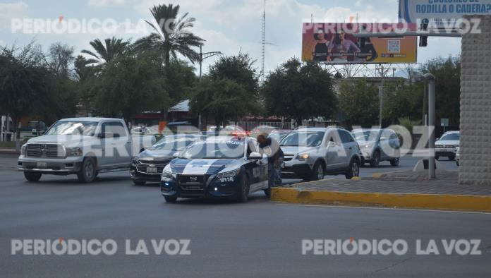 Embiste cafre a mujer y huye