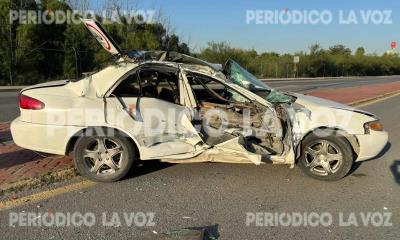 Escapa herido tras volcadura