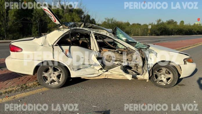 Escapa herido tras volcadura