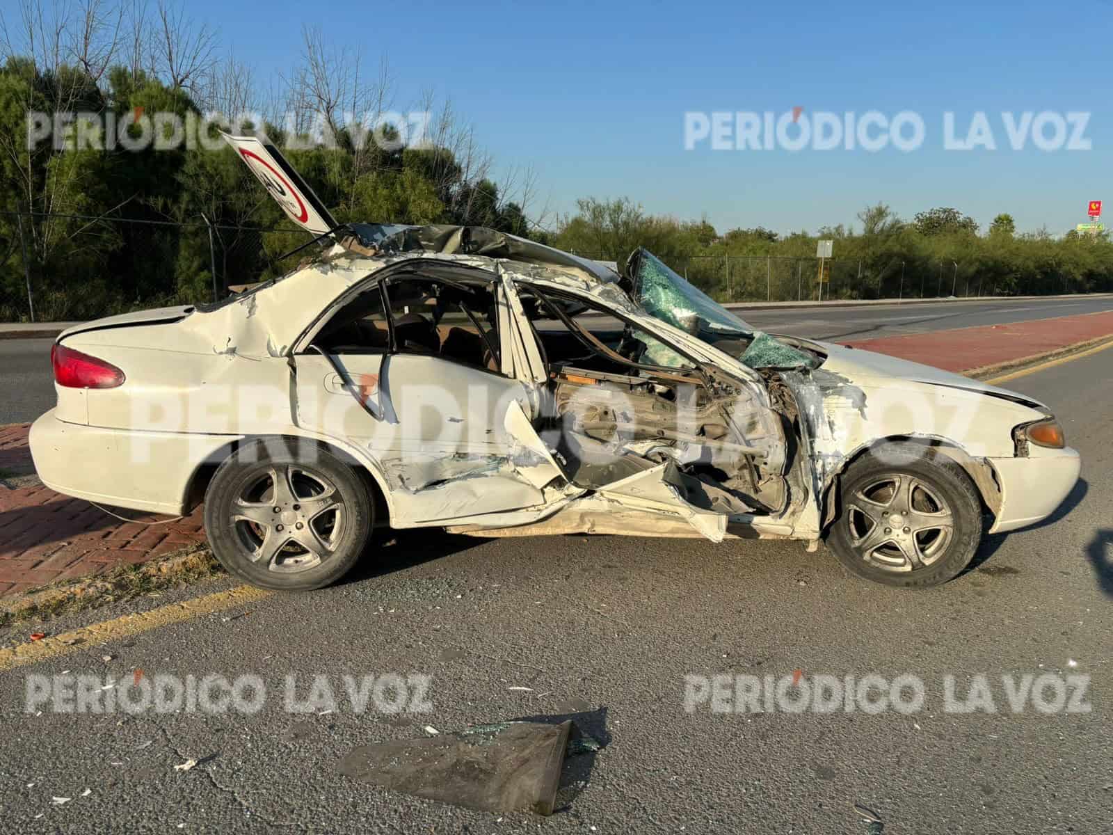 Escapa herido tras volcadura