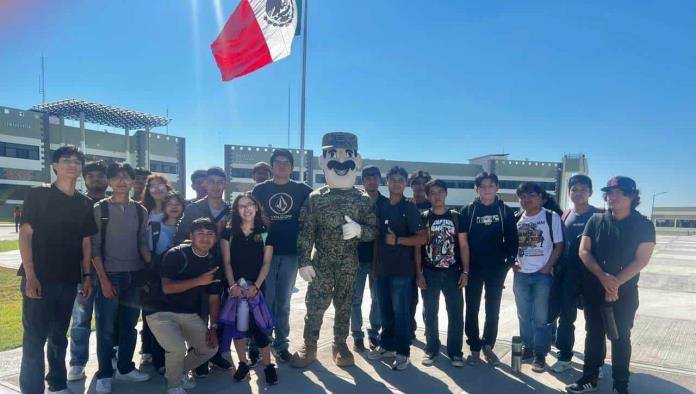 Estudiantes de Acuña Refuerzan su Compromiso Social con Conferencia Histórica