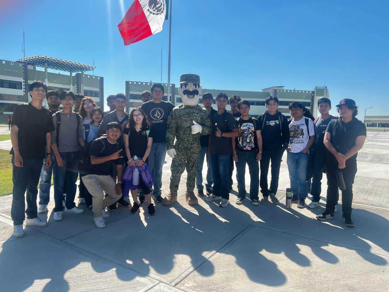 Estudiantes de Acuña Refuerzan su Compromiso Social con Conferencia Histórica