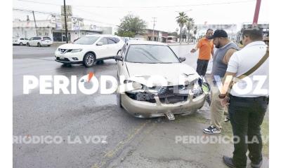 Se le atraviesa a auto por culpa del pavimento mojado