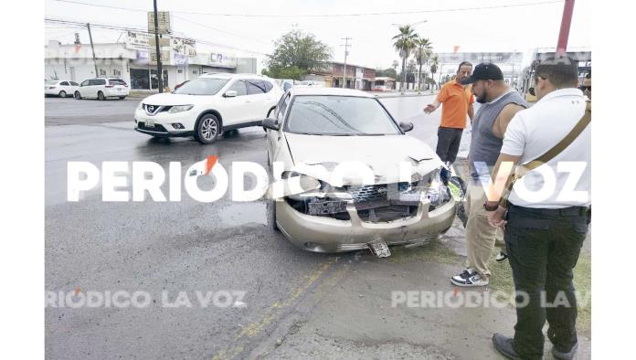 Se le atraviesa a auto por culpa del pavimento mojado