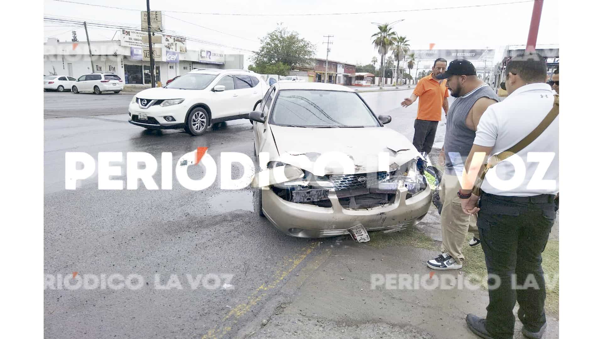 Se le atraviesa a auto por culpa del pavimento mojado