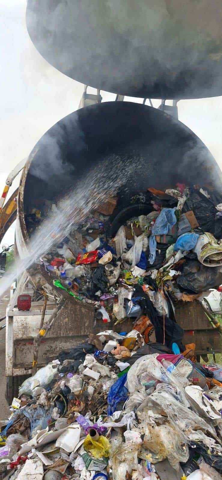 Se ´prende´  camión de  la basura 