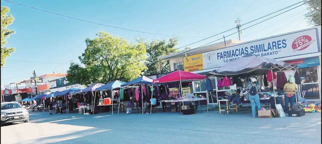 Mujeres emprendedoras ofrecen sus productos en la calle Bolívar.