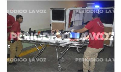 Manda al hospital a joven en moto