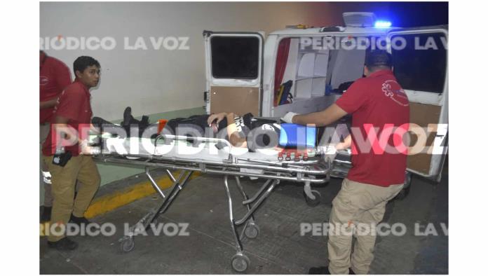 Manda al hospital a joven en moto