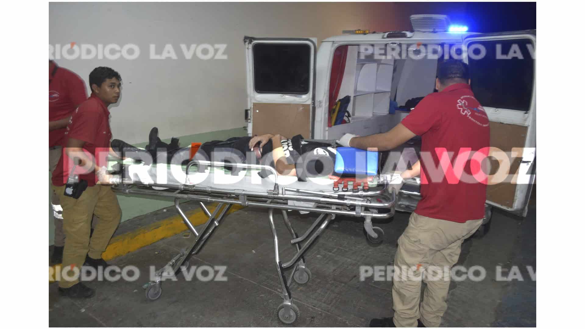 Manda al hospital a joven en moto